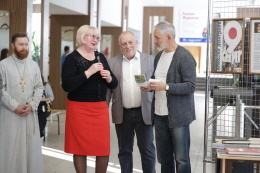 В ГАГУ открылась выставка заслуженного художника Республики Алтай «9 книг»